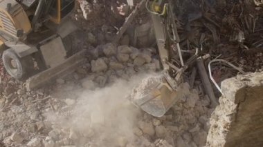 Antik tarihi binaların yıkılması, kazıcı eski bir evi yıkıyor. Oturma odasının yeniden inşası. Şehir Yenileme 4k Yüksek kalite süper yavaş çekim video 120 fpsvideo