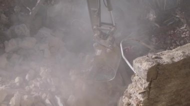 Antik tarihi binaların yıkılması, kazıcı eski bir evi yıkıyor. Oturma odasının yeniden inşası. Şehir Yenileme 4k Yüksek kalite süper yavaş çekim video 120 fpsvideo