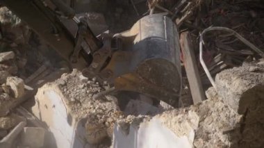 Antik tarihi binaların yıkılması, kazıcı eski bir evi yıkıyor. Oturma odasının yeniden inşası. Kentsel Yenilenme 4k Yüksek kaliteli yavaş çekim