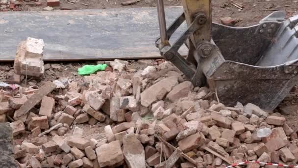 Ingeniero mira demolición de edificio viejo, excavadora rompe una antigua casa vintage. Deconstrucción de la casa viviente. Renovación urbana 4k Alta calidad super cámara lenta de vídeo 120 fpsvideo — Vídeos de Stock