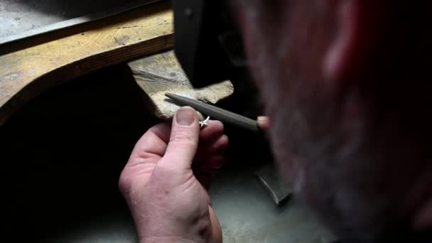 Closeup de polimento anel de casamento por caicasian joalheiro isolado, 4k imagens — Vídeo de Stock