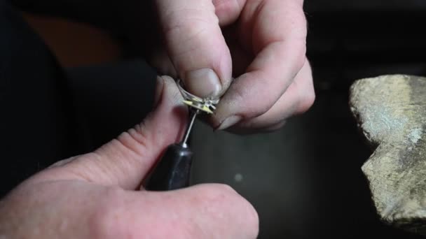 Primo piano di lucidatura anello nuziale da gioielliere caicasian isolato, filmato 4k — Video Stock