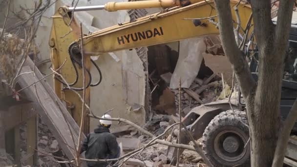 Rostov-on-Don, Rusko - 21. listopadu 2021: Hyundai bagr bourá starý vinný dům. výstavba nových budov na místě opuštěného bydlení. Městská obnova 4k Vysoce kvalitní video — Stock video