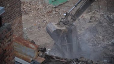 Antik tarihi binaların yıkımı, kazıcı eski bir evi yıkıyor. Terk edilmiş konut konsepti sahasına yeni binalar inşa ediliyor. Kentsel Yenilenme 4k Yüksek kalite video