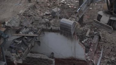 Antik tarihi binaların yıkımı, kazıcı eski bir evi yıkıyor. Terk edilmiş konut konsepti sahasına yeni binalar inşa ediliyor. Kentsel Yenilenme 4k Yüksek kalite video