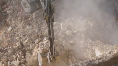Antik tarihi binaların yıkılması, kazıcı eski bir evi yıkıyor. Oturma odasının yeniden inşası. Şehir Yenileme 4k Yüksek kalite süper yavaş çekim video 120 fps video