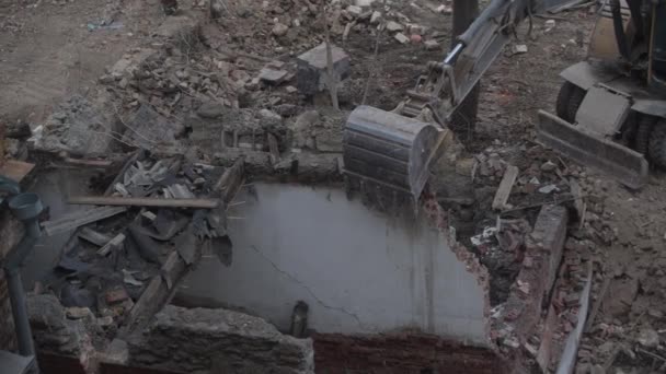 Καταστροφή αρχαίων ιστορικών κτιρίων, ο εκσκαφέας γκρεμίζει ένα παλιό σπίτι. κατασκευή νέων κτιρίων στο χώρο της έννοιας των εγκαταλελειμμένων κατοικιών. Αστική Ανανέωση 4k Υψηλής ποιότητας βίντεο — Αρχείο Βίντεο