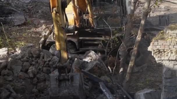 Zerstörung alter historischer Gebäude, Bagger reißt altes Haus ein. Bau neuer Gebäude auf dem Gelände des verlassenen Wohnkonzeptes. Stadterneuerung 4k Videos in hoher Qualität — Stockvideo