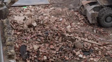 Mühendis eski binanın yıkımına bakıyor, kazıcı eski bir evi yıkıyor. Oturma odasının yeniden inşası. Şehir Yenileme 4k Yüksek kalite süper yavaş çekim video 120 fpsvideo