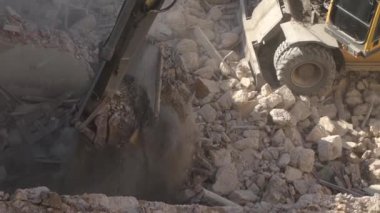 Antik tarihi binaların yıkılması, kazıcı eski bir evi yıkıyor. Oturma odasının yeniden inşası. Şehir Yenileme 4k Yüksek kalite süper yavaş çekim video 120 fpsvideo