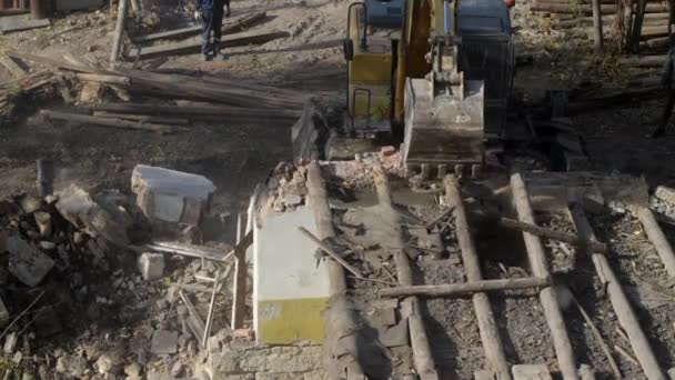 Vernietiging van oude historische gebouwen, graafmachine breekt een oud vintage huis. bouw van nieuwe gebouwen op het terrein van het concept verlaten huisvesting. Urban Renewal 4k Hoge kwaliteit video — Stockvideo