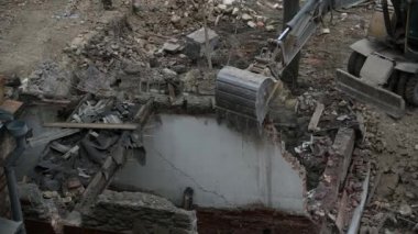 Antik tarihi binaların yıkımı, kazıcı eski bir evi yıkıyor. Terk edilmiş konut konsepti sahasına yeni binalar inşa ediliyor. Kentsel Yenilenme 4k Yüksek kalite video