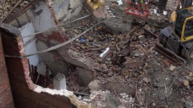 Antik tarihi binaların yıkımı, kazıcı eski bir evi yıkıyor. Terk edilmiş konut konsepti sahasına yeni binalar inşa ediliyor. Kentsel Yenilenme 4k Yüksek kalite video