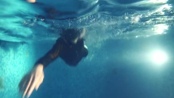 Vista submarina del triatleta profesional en la piscina, 4k cámara lenta — Vídeos de Stock