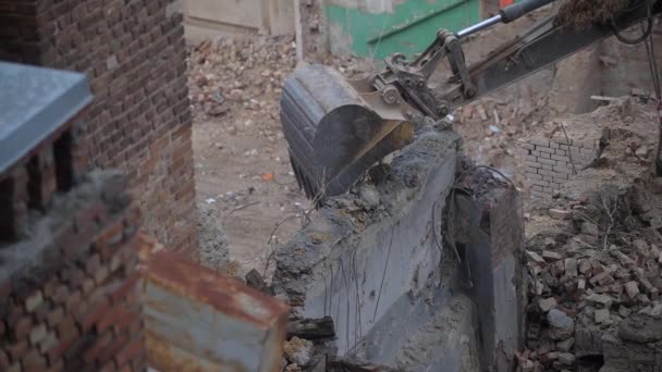 Destruction d'anciens bâtiments historiques, excavatrice décompose une vieille maison d'époque. la construction de nouveaux bâtiments sur le site du concept de logements abandonnés. Urban Renewal 4k Vidéo de haute qualité — Video