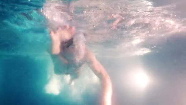 Vista submarina profesional Triatleta nadar en la piscina. acción de entrenamiento de triatlón — Vídeos de Stock