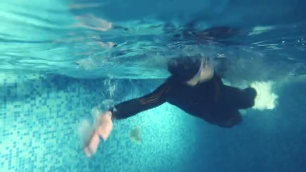 Підводний погляд професійний плавець у басейні, тренування вдома — стокове відео