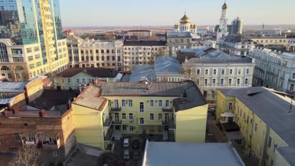 Stock video Drone Luchtfoto 4k Beelden van Rostov op Don, de hoofdstad van Zuid-Rusland. Historisch centrum van de Russische monarchie tijd op zonsondergang stralen — Stockvideo
