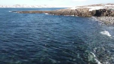 Kuzey Buz Denizi kıyılarında yuvarlanan dalgalar üzerinde kış uçuşları fırtınada okyanus dalgaları, kışın 4k kaliteli drone videoları.