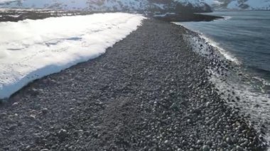 Kuzey Buz Denizi kıyılarında yuvarlanan dalgalar üzerinde kış uçuşları fırtınada okyanus dalgaları, kışın 4k kaliteli drone videoları.