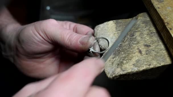 Närbild av bröllop ring polering av Caicasian juvelerare isolerad, 4k bilder — Stockvideo