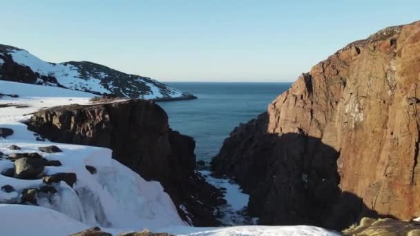 Vinter antenn flygning topp över vågor rullande på arktisk ocean strand med runda stenar, havsvågor vid storm, 4k hög kvalitet drönare video på vintern — Stockvideo