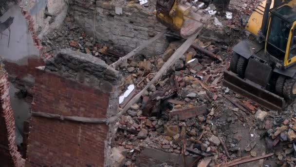 Destruction d'anciens bâtiments historiques, excavatrice décompose une vieille maison d'époque. la construction de nouveaux bâtiments sur le site du concept de logements abandonnés. Urban Renewal 4k Vidéo de haute qualité — Video