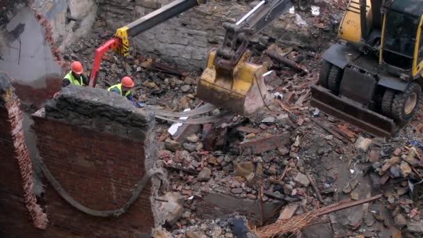 Destrucción de edificios históricos antiguos, excavadora rompe una antigua casa de época. construcción de nuevos edificios en el sitio del concepto de vivienda abandonada. Renovación urbana 4k Video de alta calidad — Vídeos de Stock