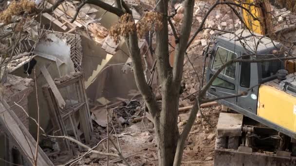 Zerstörung alter historischer Gebäude, Bagger reißt altes Haus ein. Bau neuer Gebäude auf dem Gelände des verlassenen Wohnkonzeptes. Stadterneuerung 4k Videos in hoher Qualität — Stockvideo