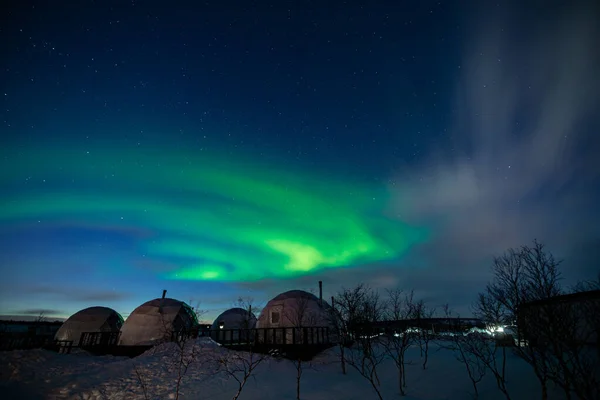 Northern Lights también conocida como aurora, boreal o luces polares en la noche fría sobre el pueblo iglú. Hermosa foto nocturna de la naturaleza mágica del paisaje de invierno —  Fotos de Stock