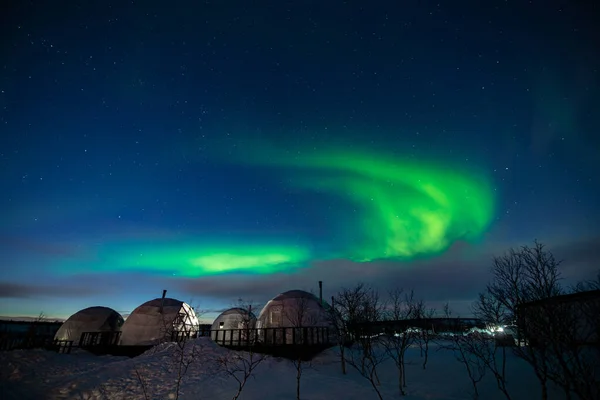 Northern Lights también conocida como aurora, boreal o luces polares en la noche fría sobre el pueblo iglú. Hermosa foto nocturna de la naturaleza mágica del paisaje de invierno —  Fotos de Stock