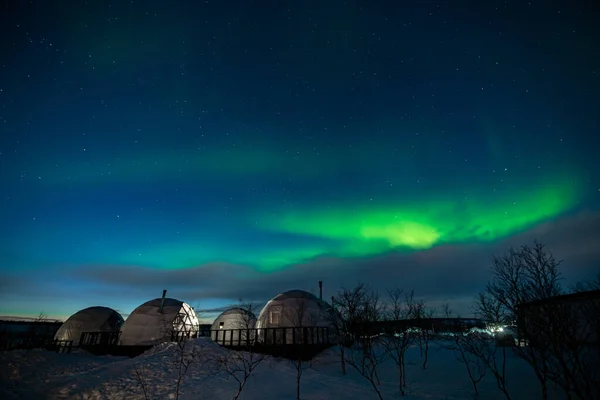 Northern Lights noto anche come aurora, boreale o luci polari durante la notte fredda sopra igloo villaggio. Bella foto notturna della natura magica del paesaggio invernale — Foto Stock