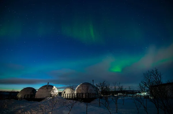 Noorderlicht ook bekend als noorderlicht, borealis of poollicht bij koude nacht boven iglo dorp. Prachtige nachtfoto van de magische natuur van het winterlandschap — Stockfoto