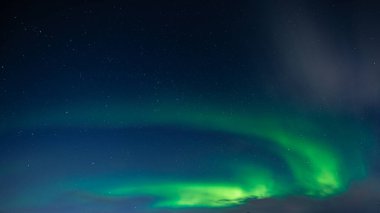 Kuzey Işıkları aynı zamanda Aurora, borealis ya da kutup ışıkları olarak da bilinir. Sihirli doğa fenomeninin güzel gece fotoğrafı