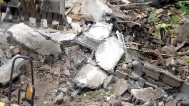 Antik tarihi binaların yıkılması, kazıcı eski bir evi yıkıyor. Terk edilmiş konut konsepti sahasına yeni binalar inşa ediliyor. Kentsel Yenilenme 4k Yüksek kalite video