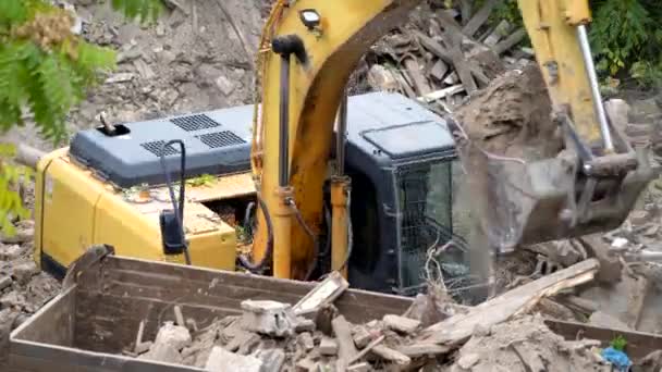 Démolition d'anciens bâtiments historiques, excavatrice décompose une vieille maison d'époque. la construction de nouveaux bâtiments sur le site du concept de logements abandonnés. Urban Renewal 4k Vidéo de haute qualité — Video