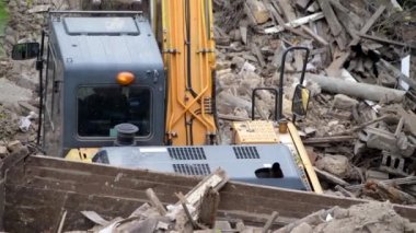 Antik tarihi binaların yıkılması, kazıcı eski bir evi yıkıyor. Terk edilmiş konut konsepti sahasına yeni binalar inşa ediliyor. Kentsel Yenilenme 4k Yüksek kalite video