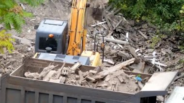 Antik tarihi binaların yıkılması, kazıcı eski bir evi yıkıyor. Terk edilmiş konut konsepti sahasına yeni binalar inşa ediliyor. Kentsel Yenilenme 4k Yüksek kalite video