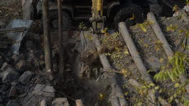 Destruction d'anciens bâtiments historiques, excavatrice décompose une vieille maison d'époque. la construction de nouveaux bâtiments sur le site du concept de logements abandonnés. Urban Renewal 4k Vidéo de haute qualité — Video