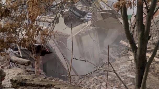 Καταστράφηκε παλιό σπίτι τούβλο. Μετά τον σεισμό. Συνέπειες σεισμού. Σπασμένο ξύλινο παράθυρο στον καπνό των ερειπίων. 4k υψηλής ποιότητας βίντεο — Αρχείο Βίντεο