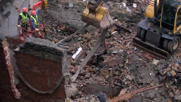 Destruction d'anciens bâtiments historiques, excavatrice décompose une vieille maison d'époque. la construction de nouveaux bâtiments sur le site du concept de logements abandonnés. Urban Renewal 4k Vidéo de haute qualité — Video