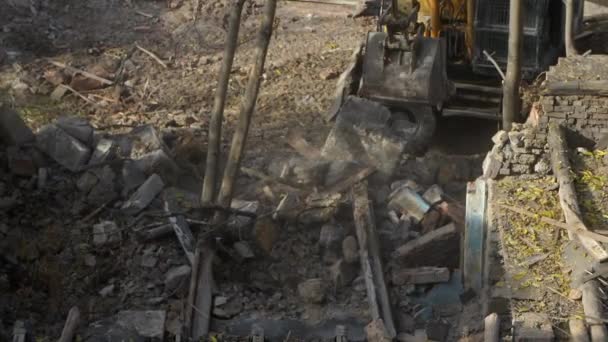 Destruction d'anciens bâtiments historiques, excavatrice décompose une vieille maison d'époque. la construction de nouveaux bâtiments sur le site du concept de logements abandonnés. Urban Renewal 4k Vidéo de haute qualité — Video