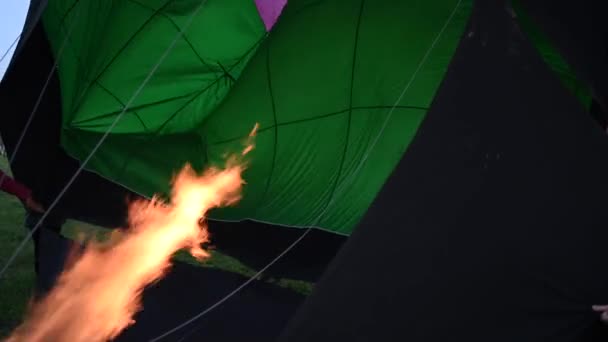 Μπαλόνια θερμού αέρα ανοιχτό φεστιβάλ, μπαλόνια διαφόρων χρωμάτων πετούν πάνω από βραχώδη βουνά, μπαλόνια που πετούν στο ηλιοβασίλεμα πάνω από συννεφιασμένο ουρανό, 4k HDR κινηματογραφικό υλικό — Αρχείο Βίντεο