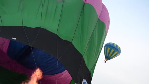Hot air balloons open festival, balloons of different colours fly over rocky mountains, balloons flying on sunset over cloudy sky, 4k HDR cinematic footage — Wideo stockowe