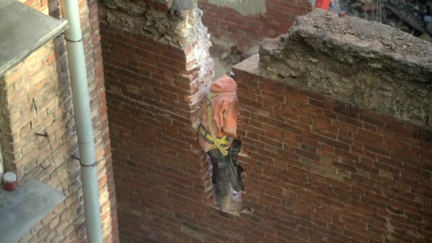 Demolición de la antigua casa abandonada, obrero en casco naranja destruir la pared con martillo neumático. Deconstrucción de la casa viviente. Renovación urbana 4k Video de alta calidad — Vídeos de Stock