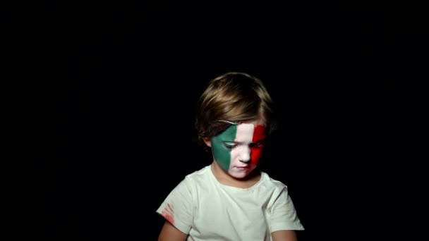 Fã feliz comemorar a vitória de sua equipe. Jovem com rosto pintado em cores nacionais. Retrato de um homem feliz apoia sua equipe nacional em casa — Vídeo de Stock