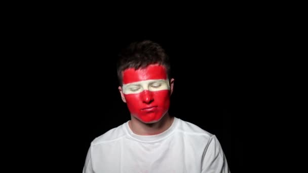 Heureux fan de célébrer la victoire de son équipe. Jeune homme au visage peint aux couleurs nationales. Portrait d'un homme heureux soutient son équipe nationale à la maison — Video