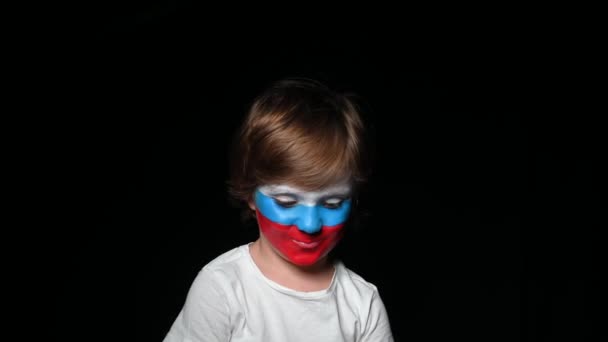 Feliz fan celebrar la victoria de su equipo. Joven con la cara pintada en colores nacionales. Retrato de un hombre feliz apoya a su equipo nacional en casa — Vídeos de Stock