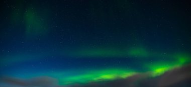 Kuzey Işıkları aynı zamanda Aurora, borealis ya da kutup ışıkları olarak da bilinir. Sihirli doğa fenomeninin güzel gece fotoğrafı