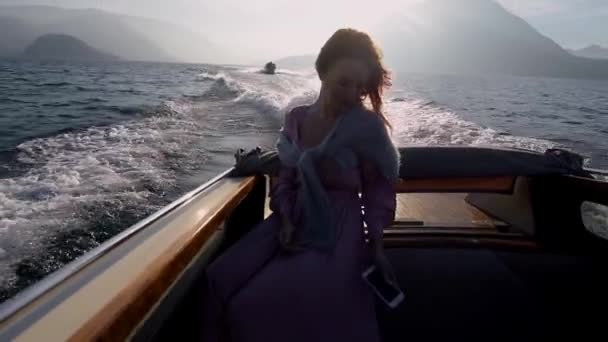 Bella donna caucasica in lussuosa gita in barca a motore al Lago di Como in romantica luna di miele. Matrimonio di lusso e concetto di vacanza. 4k riprese cinematografiche al rallentatore di alta qualità — Video Stock